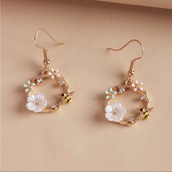 🛍️NIP bee, flower,+garland dangle earrings - Picture 1 of 2